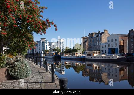 Edinburgh, Schottland, Großbritannien. 4. September 2024. Ruhiges, kühles Wetter mit einer Temperatur von 14 Grad Celsius, sodass das Wasser seine Umgebung reflektiert. Im Bild: Die Küste, Leith am ruhigen kühlen Morgen. Quelle: Archwhite/Alamy Live News. Stockfoto