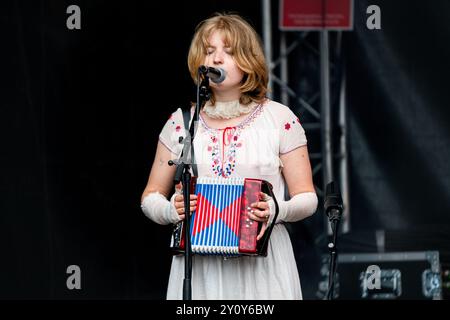 THE NEW EVES, CONCERT, 2024: Violet Farrer von der Band The New Eves spielen die neuen Bands Rising Stage. Tag des Green man Festivals 2024 im Glanusk Park, Brecon, Wales. Foto: Rob Watkins. INFO: The New Eves sind ein rein weibliches Musical-Quartett, das 2021 gegründet wurde. Sie sind auch Maler, Tänzer, Schriftsteller und Fotografen aus Brightons weitläufigem Underground. Die Band ist stolz auf eine engagierte DIY-Ästhetik, entwirft ihr eigenes Kunstwerk, inszeniert ihre eigenen Musikvideos und produziert ihr eigenes Material. Stockfoto