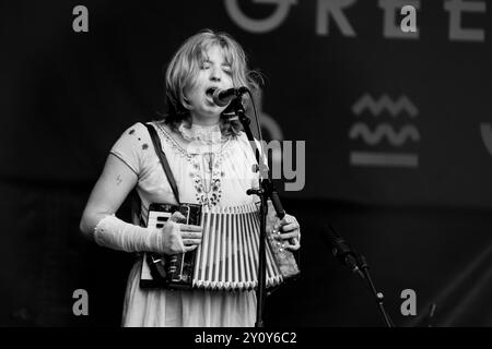 THE NEW EVES, CONCERT, 2024: Violet Farrer von der Band The New Eves spielen die neuen Bands Rising Stage. Tag des Green man Festivals 2024 im Glanusk Park, Brecon, Wales. Foto: Rob Watkins. INFO: The New Eves sind ein rein weibliches Musical-Quartett, das 2021 gegründet wurde. Sie sind auch Maler, Tänzer, Schriftsteller und Fotografen aus Brightons weitläufigem Underground. Die Band ist stolz auf eine engagierte DIY-Ästhetik, entwirft ihr eigenes Kunstwerk, inszeniert ihre eigenen Musikvideos und produziert ihr eigenes Material. Stockfoto