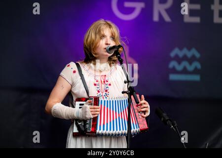 THE NEW EVES, CONCERT, 2024: Violet Farrer von der Band The New Eves spielen die neuen Bands Rising Stage. Tag des Green man Festivals 2024 im Glanusk Park, Brecon, Wales. Foto: Rob Watkins. INFO: The New Eves sind ein rein weibliches Musical-Quartett, das 2021 gegründet wurde. Sie sind auch Maler, Tänzer, Schriftsteller und Fotografen aus Brightons weitläufigem Underground. Die Band ist stolz auf eine engagierte DIY-Ästhetik, entwirft ihr eigenes Kunstwerk, inszeniert ihre eigenen Musikvideos und produziert ihr eigenes Material. Stockfoto