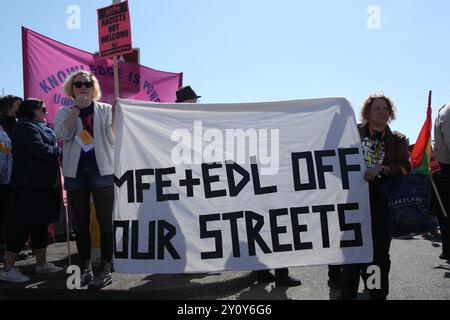 Antifaschistische Demonstranten bei der Demonstration gegen die englische Verteidigungsliga und den Marsch von England Stockfoto