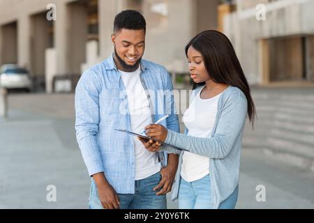 Weibliche Interviewer, Wähler Umfrage im Freien nach Wahl Stockfoto