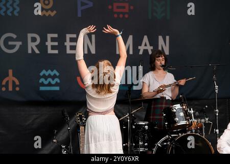 THE NEW EVES, CONCERT, 2024: Violet Farrer Dancing und Ella Russell Flöte von der Band The New Eves spielen die neuen Bands Rising Stage. Tag des Green man Festivals 2024 im Glanusk Park, Brecon, Wales. Foto: Rob Watkins. INFO: The New Eves sind ein rein weibliches Musical-Quartett, das 2021 gegründet wurde. Sie sind auch Maler, Tänzer, Schriftsteller und Fotografen aus Brightons weitläufigem Underground. Die Band ist stolz auf eine engagierte DIY-Ästhetik, entwirft ihr eigenes Kunstwerk, inszeniert ihre eigenen Musikvideos und produziert ihr eigenes Material. Stockfoto