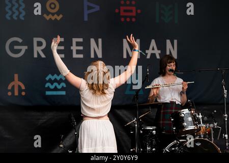 THE NEW EVES, CONCERT, 2024: Violet Farrer Dancing und Ella Russell Flöte von der Band The New Eves spielen die neuen Bands Rising Stage. Tag des Green man Festivals 2024 im Glanusk Park, Brecon, Wales. Foto: Rob Watkins. INFO: The New Eves sind ein rein weibliches Musical-Quartett, das 2021 gegründet wurde. Sie sind auch Maler, Tänzer, Schriftsteller und Fotografen aus Brightons weitläufigem Underground. Die Band ist stolz auf eine engagierte DIY-Ästhetik, entwirft ihr eigenes Kunstwerk, inszeniert ihre eigenen Musikvideos und produziert ihr eigenes Material. Stockfoto