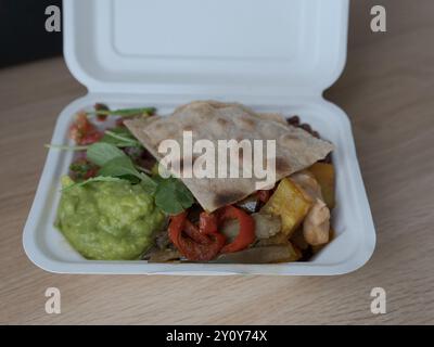 Köstliches vegetarisches Essen, Burrito Schüssel aus Gemüse und Kräutern Stockfoto