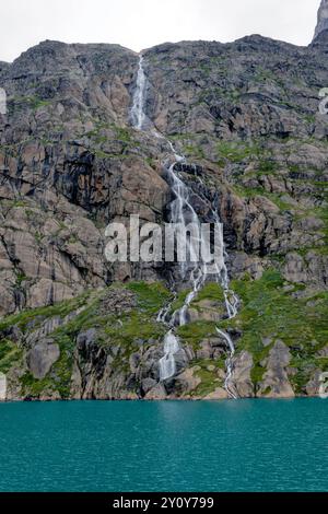 Ein Wasserfall stürzt den Berg hinunter im Prince Christians Sound, Grönland Stockfoto