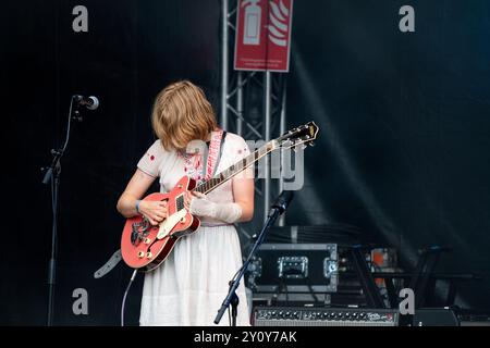 THE NEW EVES, CONCERT, 2024: Violet Farrer von der Band The New Eves spielt eine rosa Gretch Gitarre die neuen Bands Rising Stage. Tag des Green man Festivals 2024 im Glanusk Park, Brecon, Wales. Foto: Rob Watkins. INFO: The New Eves sind ein rein weibliches Musical-Quartett, das 2021 gegründet wurde. Sie sind auch Maler, Tänzer, Schriftsteller und Fotografen aus Brightons weitläufigem Underground. Die Band ist stolz auf eine engagierte DIY-Ästhetik, entwirft ihr eigenes Kunstwerk, inszeniert ihre eigenen Musikvideos und produziert ihr eigenes Material. Stockfoto