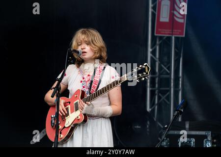 THE NEW EVES, CONCERT, 2024: Violet Farrer von der Band The New Eves spielt eine rosa Gretch Gitarre die neuen Bands Rising Stage. Tag des Green man Festivals 2024 im Glanusk Park, Brecon, Wales. Foto: Rob Watkins. INFO: The New Eves sind ein rein weibliches Musical-Quartett, das 2021 gegründet wurde. Sie sind auch Maler, Tänzer, Schriftsteller und Fotografen aus Brightons weitläufigem Underground. Die Band ist stolz auf eine engagierte DIY-Ästhetik, entwirft ihr eigenes Kunstwerk, inszeniert ihre eigenen Musikvideos und produziert ihr eigenes Material. Stockfoto