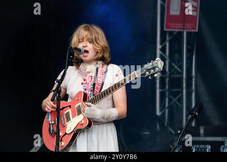 THE NEW EVES, CONCERT, 2024: Violet Farrer von der Band The New Eves spielen die neuen Bands Rising Stage. Tag des Green man Festivals 2024 im Glanusk Park, Brecon, Wales. Foto: Rob Watkins. INFO: The New Eves sind ein rein weibliches Musical-Quartett, das 2021 gegründet wurde. Sie sind auch Maler, Tänzer, Schriftsteller und Fotografen aus Brightons weitläufigem Underground. Die Band ist stolz auf eine engagierte DIY-Ästhetik, entwirft ihr eigenes Kunstwerk, inszeniert ihre eigenen Musikvideos und produziert ihr eigenes Material. Stockfoto