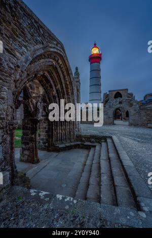 Leuchtturm Saint-Mathieu bei Nacht, auf der Pointe Saint-Mathieu in Plougonvelin, rund um Brest Stockfoto