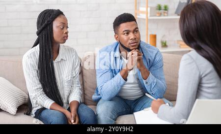 Paar Hören des Ratgeber Beratung Sitzen auf einem Sofa während der Therapie Sitzung Stockfoto