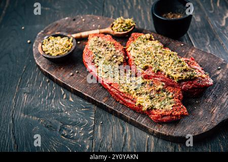 Zwei rohe Rindersteaks, mariniert mit Kräutern und Gewürzen Stockfoto