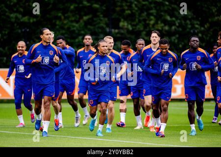 ZEIST - die Spieler während eines Trainings der niederländischen Nationalmannschaft auf dem KNVB Campus am 4. September 2024 in Zeist, Niederlande. Die niederländische Nationalmannschaft bereitet sich auf das Spiel der UEFA Nations League gegen Bosnien und Herzegowina vor. ANP ROBIN VAN LONKHUIJSEN Stockfoto