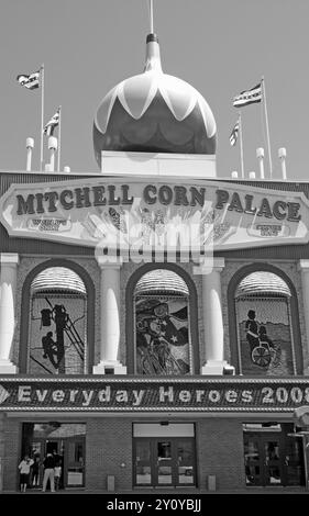 Außenansicht des Corn Palace Convention & Visitors Bureau in Mitchell, South Dakota, mit einzigartigen Wandmalereien im Maismotiv. USA Stockfoto