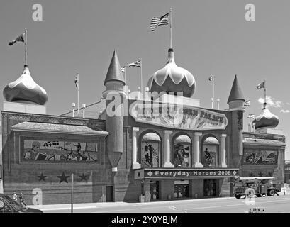 Außenansicht des Corn Palace Convention & Visitors Bureau in Mitchell, South Dakota, mit einzigartigen Wandmalereien im Maismotiv. USA Stockfoto