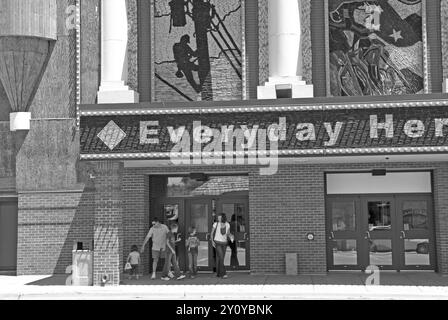Kaukasische Familie besucht das Corn Palace Convention & Visitors Bureau in Mitchell, South Dakota, USA. Stockfoto