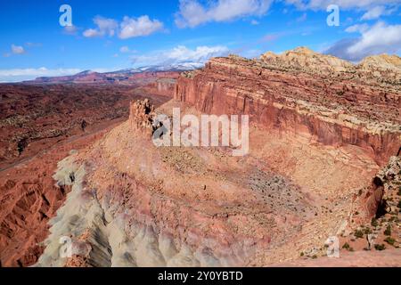 Atemberaubender Blick aus der Vogelperspektive auf das Castle, eine markante Felsformation im Capitol Reef in der Nähe von Fruita, Utah. Die größere Landschaft zeigt die epische Weite o Stockfoto