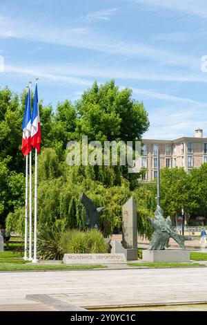 Denkmal für die Abschiebung des Widerstands und französische Flaggen im Stadtzentrum von Le Havre Stockfoto