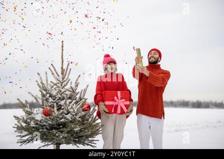 Mann und Frau feiern Winterferien im Freien Stockfoto