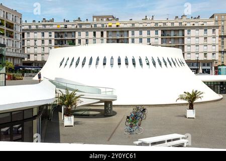 Le Volcan (der Vulkan), ein öffentlicher Konzertsaal, der von dem brasilianischen Architekten Oscar Niemeyer entworfen und 1982 in Le Havre in der Normandie eröffnet wurde Stockfoto