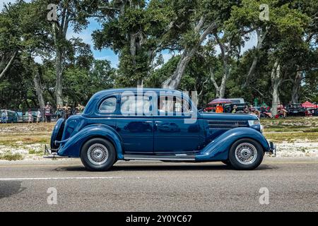 Gulfport, MS - 07. Oktober 2023: Weitwinkel-Seitenansicht einer Ford Model 48 Deluxe Limousine aus dem Jahr 1936 auf einer lokalen Autoshow. Stockfoto