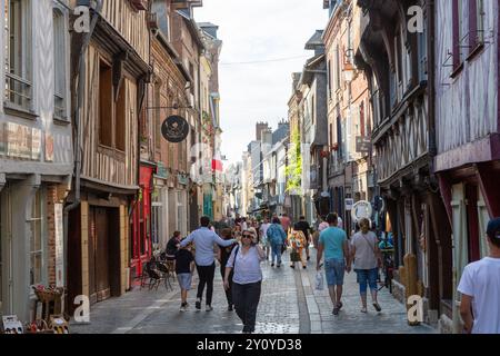 Traditionelle Fachwerkhäuser entlang der Rue Haute, Honfleur, Calvados, Normandie, Frankreich Stockfoto