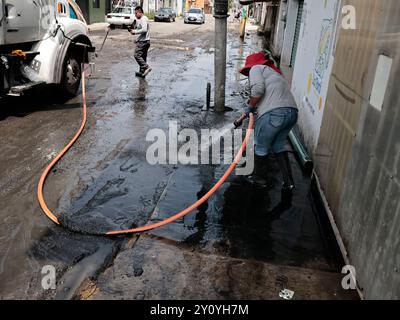 Chalco, Mexiko. September 2024. Im Stadtteil Culturas de Mexico in der Gemeinde Chalco haben die Überschwemmungen dreiunddreißig Tage in Folge nicht aufgehört. Sie haben es geschafft, die Wasserstände mit VACTOR-Lkws drastisch zu senken, um den Abfluss zu beseitigen. Die wenigen Bewohner, die sich noch in ihren Häusern befinden, die kommunalen Reinigungsdienste und die Armee säubern am 3. September 2024 in Chalco, Bundesstaat Mexiko, einige Häuser und Straßen, die zuvor mehr als eineinhalb Meter hoch waren. (Foto: Josue Perez/SIPA USA) Credit: SIPA USA/Alamy Live News Stockfoto