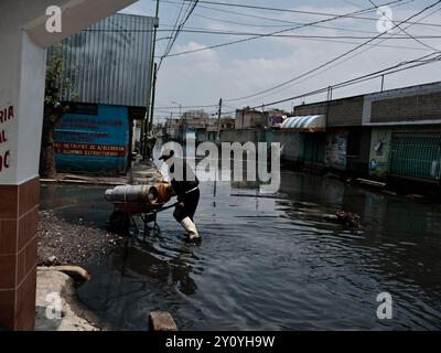 Chalco, Mexiko. September 2024. Im Stadtteil Culturas de Mexico in der Gemeinde Chalco haben die Überschwemmungen dreiunddreißig Tage in Folge nicht aufgehört. Sie haben es geschafft, die Wasserstände mit VACTOR-Lkws drastisch zu senken, um den Abfluss zu beseitigen. Die wenigen Bewohner, die sich noch in ihren Häusern befinden, die kommunalen Reinigungsdienste und die Armee säubern am 3. September 2024 in Chalco, Bundesstaat Mexiko, einige Häuser und Straßen, die zuvor mehr als eineinhalb Meter hoch waren. (Foto: Josue Perez/SIPA USA) Credit: SIPA USA/Alamy Live News Stockfoto