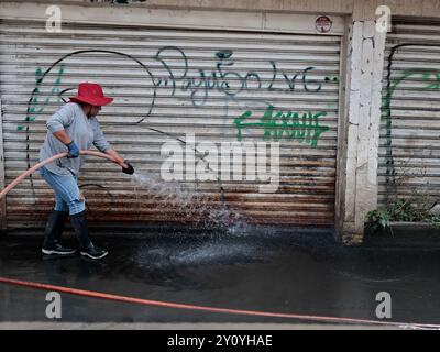 Chalco, Mexiko. September 2024. Im Stadtteil Culturas de Mexico in der Gemeinde Chalco haben die Überschwemmungen dreiunddreißig Tage in Folge nicht aufgehört. Sie haben es geschafft, die Wasserstände mit VACTOR-Lkws drastisch zu senken, um den Abfluss zu beseitigen. Die wenigen Bewohner, die sich noch in ihren Häusern befinden, die kommunalen Reinigungsdienste und die Armee säubern am 3. September 2024 in Chalco, Bundesstaat Mexiko, einige Häuser und Straßen, die zuvor mehr als eineinhalb Meter hoch waren. (Foto: Josue Perez/SIPA USA) Credit: SIPA USA/Alamy Live News Stockfoto