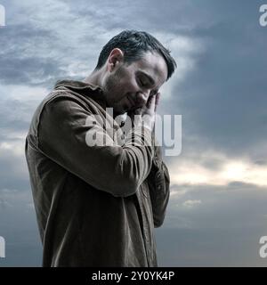 Ein Mann, der so aussieht, als würde er auf Wolken schlafen Stockfoto