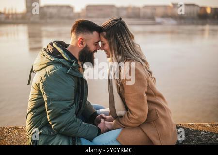 Glückliches Paar hält Hände und verbringt viel Zeit im Freien. Stockfoto