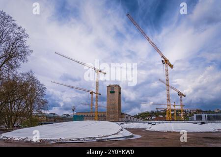 Stuttgart, Baden-Württemberg, Deutschland - April 2023: Krane bei Stuttgart 21 Bauprojekt, Editorial Stockfoto