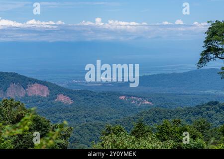 Blick auf Libertador General San Martin und die Zuckerrohrmühle Ledesma vom Calilegua Nationalpark in Argentinien. Stockfoto