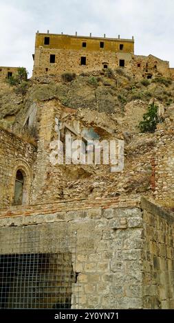 Farbbilder und Fotos von Craco, der Geisterstadt, die aufgrund eines Erdrutsches verlassen wurde, Provinz Matera Basilicata, Italien Stockfoto