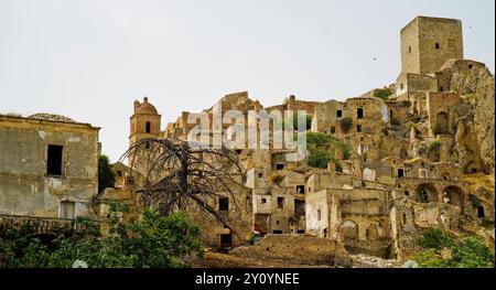 Farbbilder und Fotos von Craco, der Geisterstadt, die aufgrund eines Erdrutsches verlassen wurde, Provinz Matera Basilicata, Italien Stockfoto