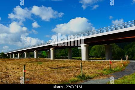 Die neue Dyfi Bridge, die die Flussebene des Dyfi Valley überquert, wurde im Frühjahr 2024 eröffnet und blickt in Richtung Machynlleth in Powys Wales, Großbritannien Stockfoto