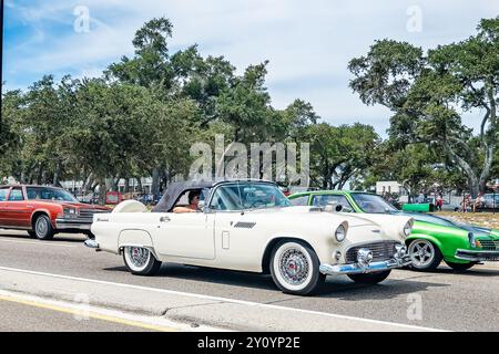 Gulfport, MS - 07. Oktober 2023: Weitwinkelansicht eines Ford Thunderbird Cabriolets aus dem Jahr 1956 auf einer lokalen Autoshow. Stockfoto