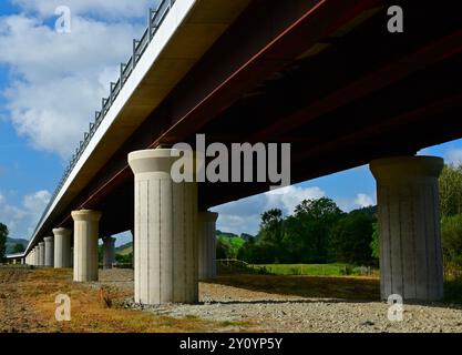 Die neue Dyfi Bridge, die die Flussebene des Dyfi Valley überquert, wurde im Frühjahr 2024 eröffnet und blickt in Richtung Machynlleth in Powys Wales, Großbritannien Stockfoto