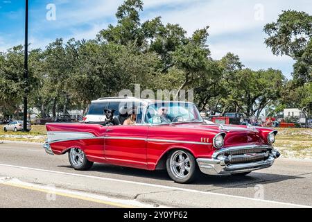 Gulfport, MS - 07. Oktober 2023: Weitwinkelansicht eines Chevrolet Bel Air Cabriolets aus dem Jahr 1957 auf einer lokalen Autoshow. Stockfoto