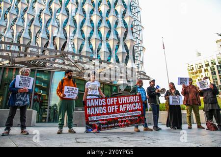 London, Großbritannien. September 2024. Anhänger von Omali Yeshitela halten Plakate vor der amerikanischen Botschaft in London. Omali Yeshitela, Anführer der Uhuru-Bewegung und Vorsitzender und Gründer der Afrikanischen Sozialistischen Volkspartei. Quelle: SOPA Images Limited/Alamy Live News Stockfoto