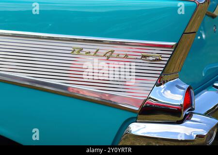 Nahaufnahme einer Seitenverkleidung aus poliertem Aluminium am hinteren Kotflügel eines legendären 1957 Chevrolet Bel Air. Stockfoto