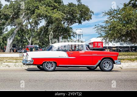 Gulfport, MS - 07. Oktober 2023: Weitwinkel-Seitenansicht eines 1955 Chevrolet Bel Air 2-türigen Hardtops auf einer lokalen Autoshow. Stockfoto