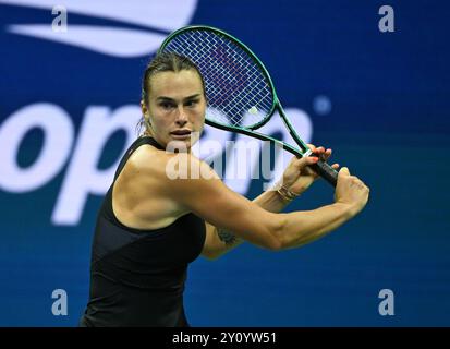 Flushing NY, USA. September 2024. **KEINE ZEITUNGEN** Aryna Sabalenka vs Qinwen Zheng im Arthur Ashe Stadium im USTA Billie Jean King National Tennis Center am 3. September 2024 in Flushing Queens. Quelle: Mpi04/Media Punch/Alamy Live News Stockfoto