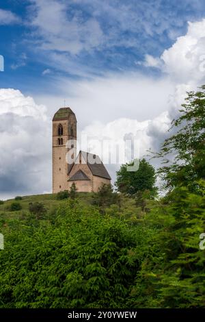 Panoramablick auf die alte Kirche in Völs am Schlern in den Dolomiten in Südtirol, Italien. Stockfoto