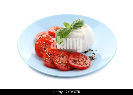 Köstlicher Burrata-Käse, Tomaten, Basilikum und Gewürze isoliert auf weiß Stockfoto
