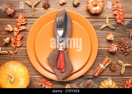 Stilvolles Ambiente und Herbstdekor auf Holztisch Stockfoto