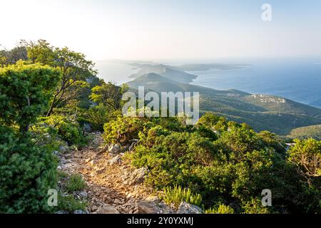Wunderschöner Blick auf den Archipel vom Berg Osorcica Televrina auf der Insel Losinj, Kroatien bei Sonnenaufgang Stockfoto