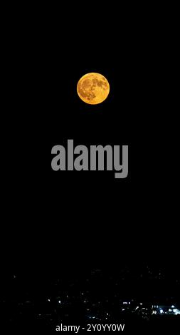 Atemberaubende Nahaufnahme der Mondoberfläche mit detaillierten Kratern und Texturen. Ideal für Astronomie-, Wissenschafts- und Naturprojekte. Perfekt für Stockfoto