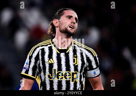 Torino, Italien. Oktober 2023. Foto Marco Alpozzi/LaPresse 28 Ottobre 2023 -Turin, Italia - Sport - Juventus vs Hellas Verona - Campionato italiano di calcio Serie A TIM 2023/2024 - Allianz Stadium. Nella Foto: Adrien Rabiot (Juventus FC); reagiert, nachdem er eine Torchance verpasst hat 28. Oktober 2023 Turin, Italien – Sport Soccer – Juventus vs Hellas Verona – italienische Fußball-Meisterschaft Liga A TIM 2023/2024 – Allianz Stadium im Bild: Adrien Rabiot (Juventus FC); reagiert, nachdem er eine Torchance verpasst hat Credit: LaPresse/Alamy Live News Stockfoto