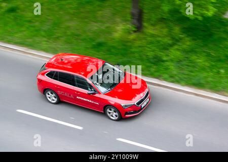 OSTRAVA, TSCHECHISCHE REPUBLIK - 10. APRIL 2024: Roter Skoda Scala Fließheck mit Bewegungsunschärfe, Firma Autocentrala Stockfoto